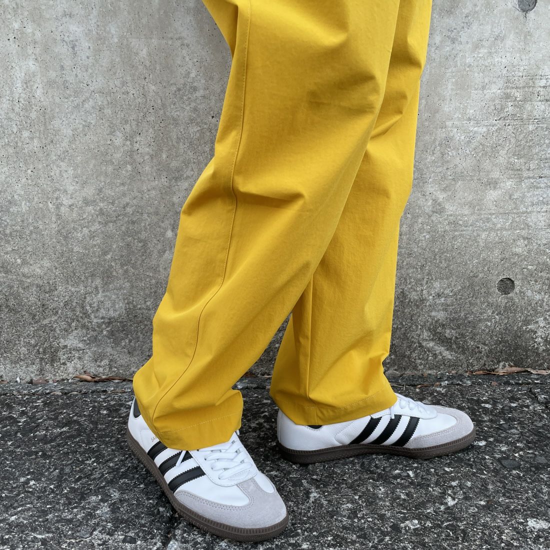 Jeans Factory Clothes [ジーンズファクトリークローズ] 7DAYSナイロンイージーパンツ [IN6-PT-4] YELLOW &&モデル身長：156cm 着用サイズ：F&&