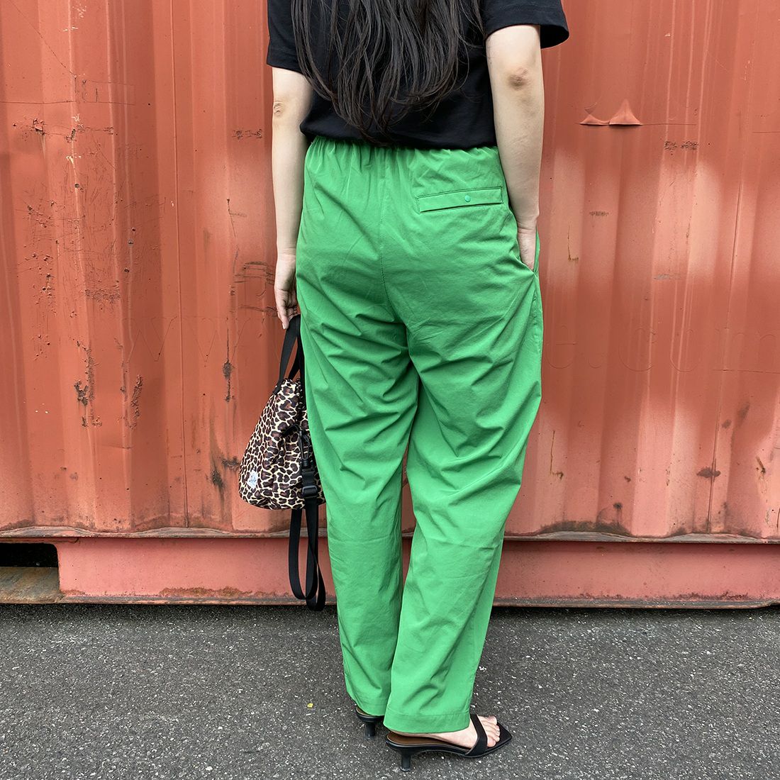 Jeans Factory Clothes [ジーンズファクトリークローズ] 7DAYSナイロンイージーパンツ [IN6-PT-4] GREEN &&モデル身長：156cm 着用サイズ：F&&