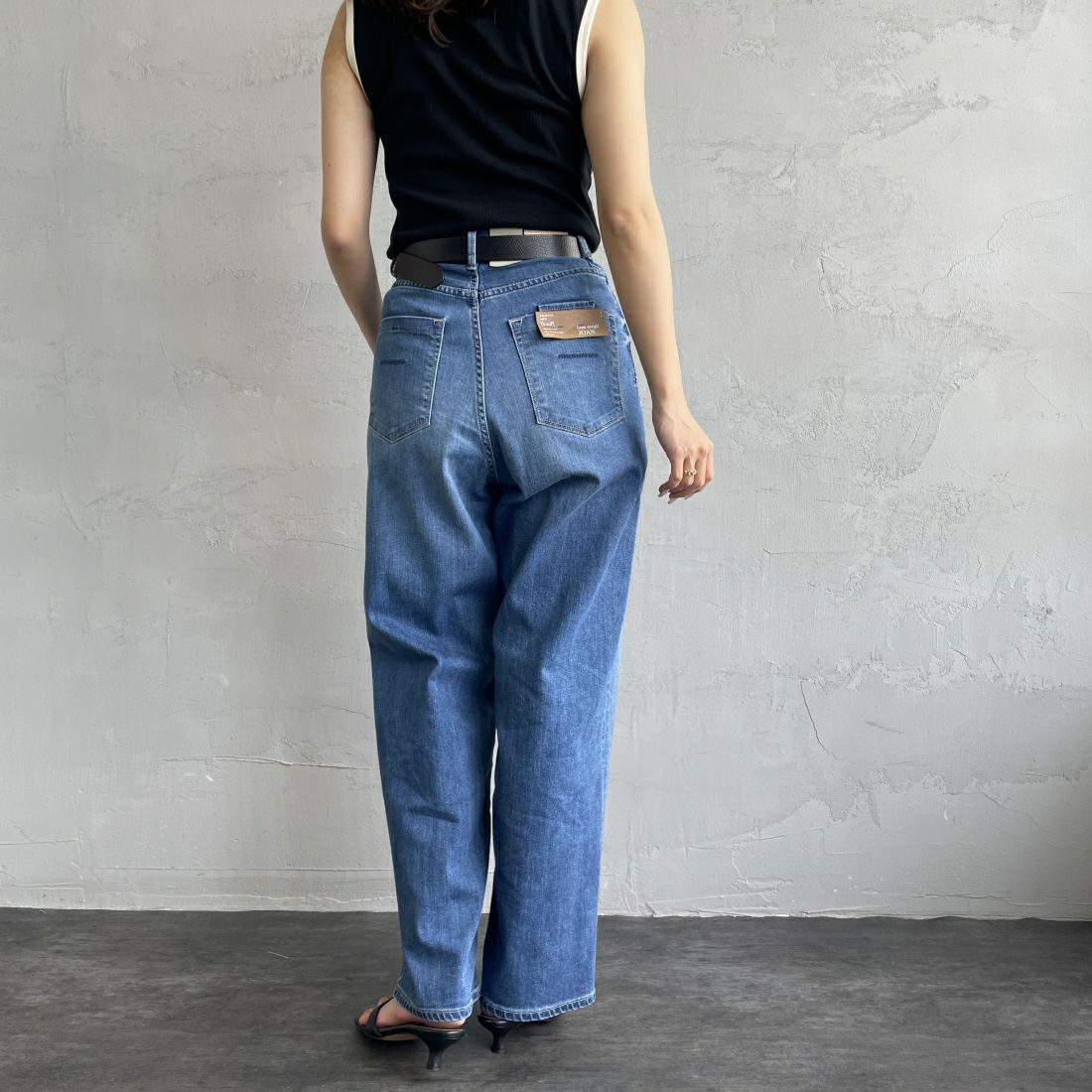 YANUK [ヤヌーク] 別注 JOAN for JEANS FACTORY ルーズストレートデニム [57141513-JF] ALB &&モデル身長：163cm 着用サイズ：23&&