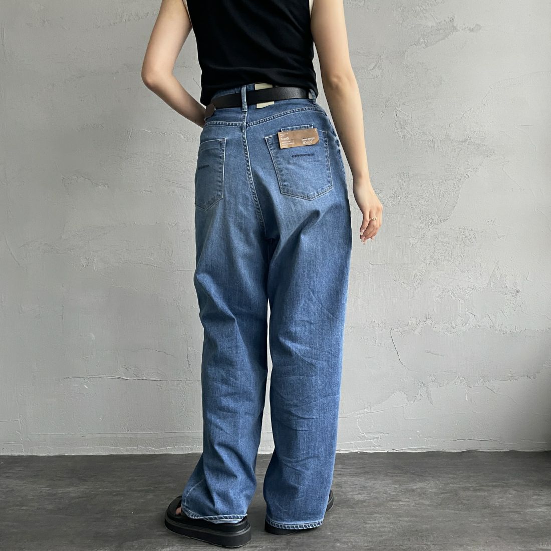 YANUK [ヤヌーク] 別注 JOAN for JEANS FACTORY ルーズストレートデニム [57141513-JF] ALB &&モデル身長：163cm 着用サイズ：25&&