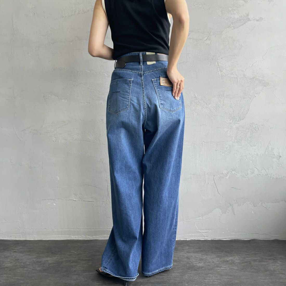 YANUK [ヤヌーク] 別注 JOAN for JEANS FACTORY ルーズストレートデニム [57141513-JF] ALB &&モデル身長：163cm 着用サイズ：26&&
