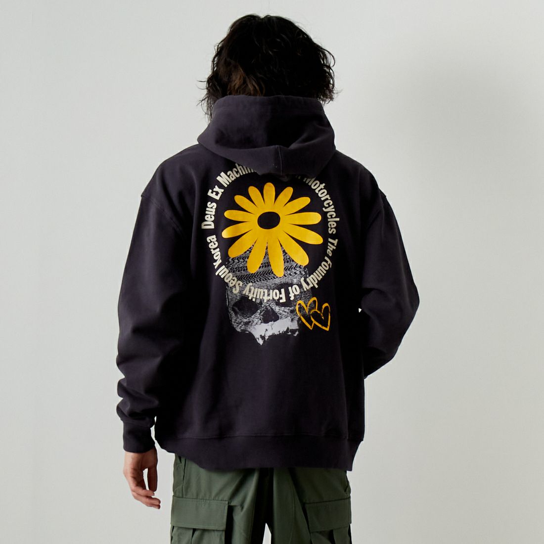 DEUS EX MACHINA [デウス エクス マキナ] HEADS ROLL スウェットフーディ [DMW238928] ANTHRACITE &&モデル身長：182cm 着用サイズ：M&&