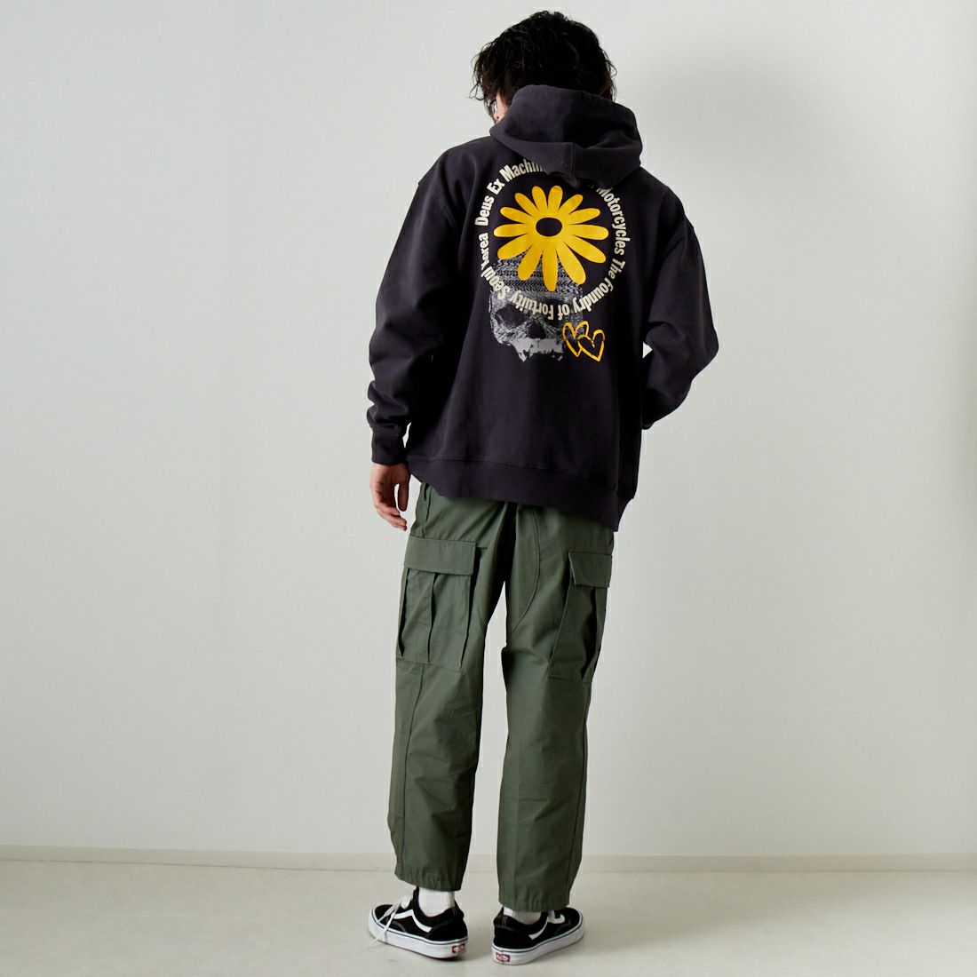 DEUS EX MACHINA [デウス エクス マキナ] HEADS ROLL スウェットフーディ [DMW238928] ANTHRACITE &&モデル身長：182cm 着用サイズ：M&&