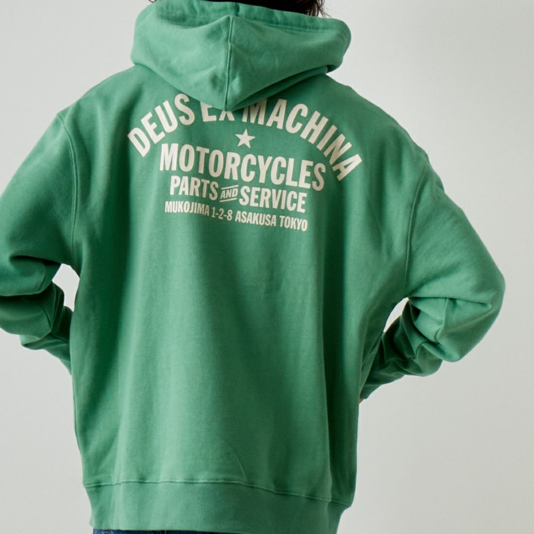 DEUS EX MACHINA [デウス エクス マキナ] TOKYO オーバーサイズスウェットフーディ [DMH238149B] SEA FOAM &&モデル身長：182cm 着用サイズ：M&&