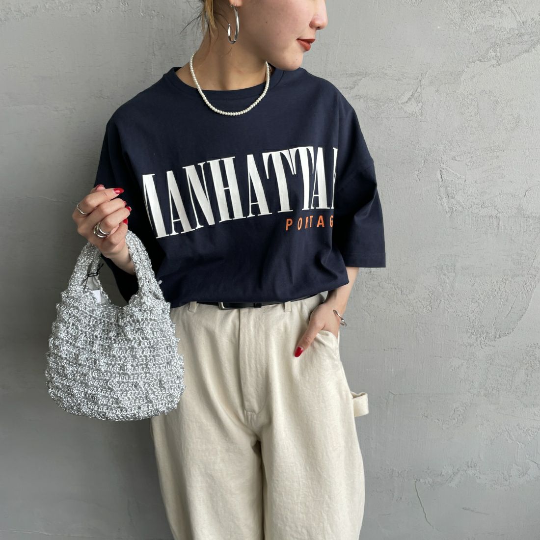 MANHATTAN PORTAGE [マンハッタンポーテージ] 別注 フロントロゴプリントTシャツ [24SSMP-INL011-JF] NAVY&&モデル身長：156cm　着用サイズ：F&&