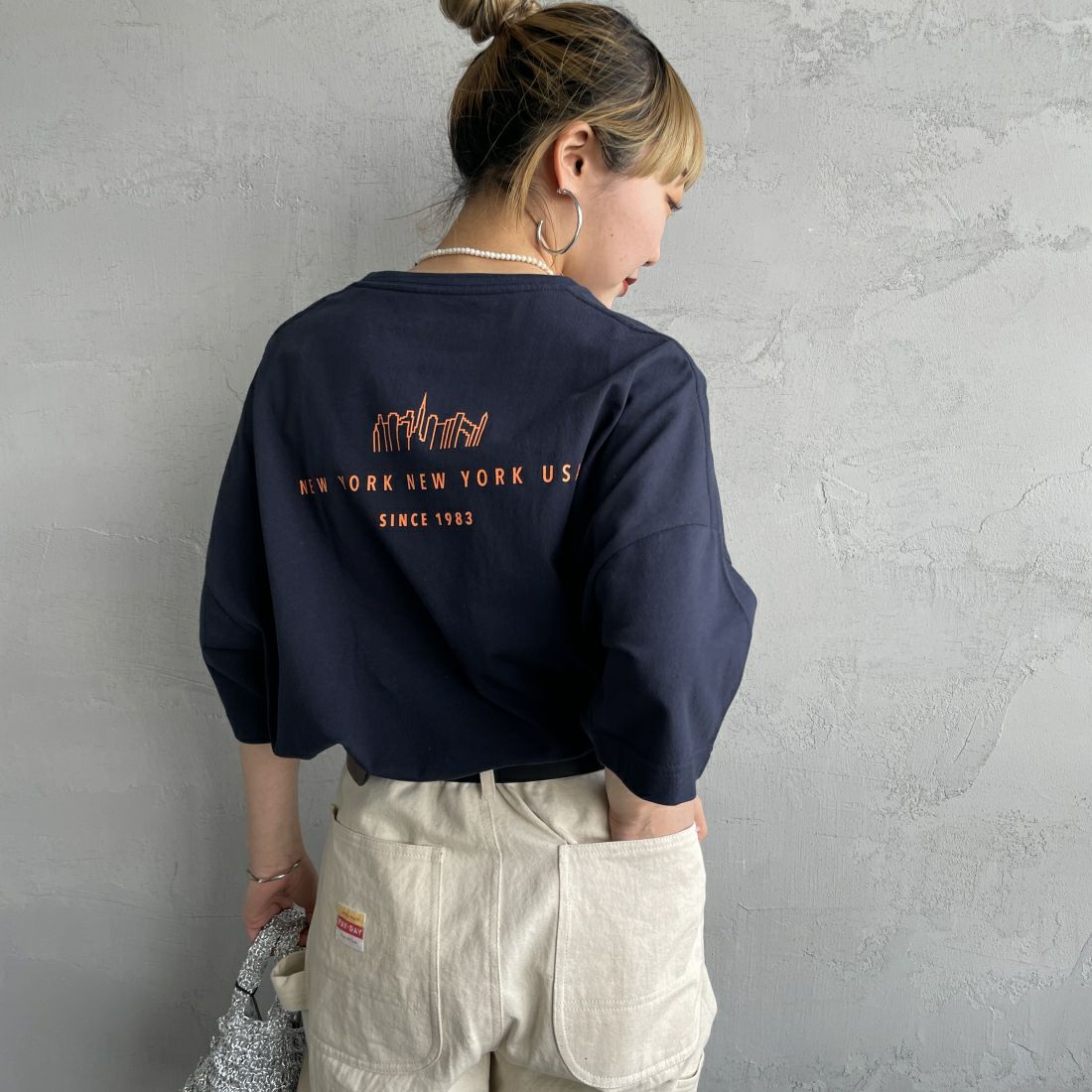 MANHATTAN PORTAGE [マンハッタンポーテージ] 別注 フロントロゴプリントTシャツ [24SSMP-INL011-JF] NAVY&&モデル身長：156cm　着用サイズ：F&&