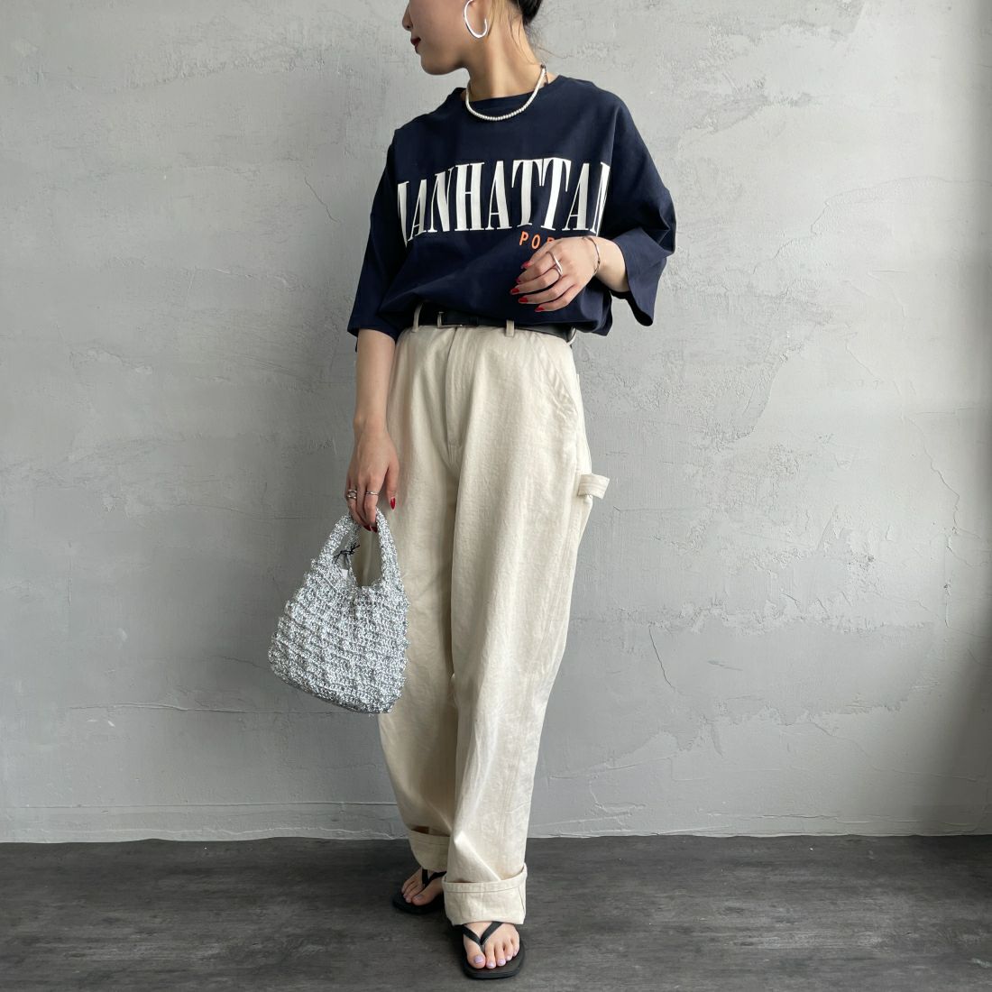 MANHATTAN PORTAGE [マンハッタンポーテージ] 別注 フロントロゴプリントTシャツ [24SSMP-INL011-JF] NAVY&&モデル身長：156cm　着用サイズ：F&&