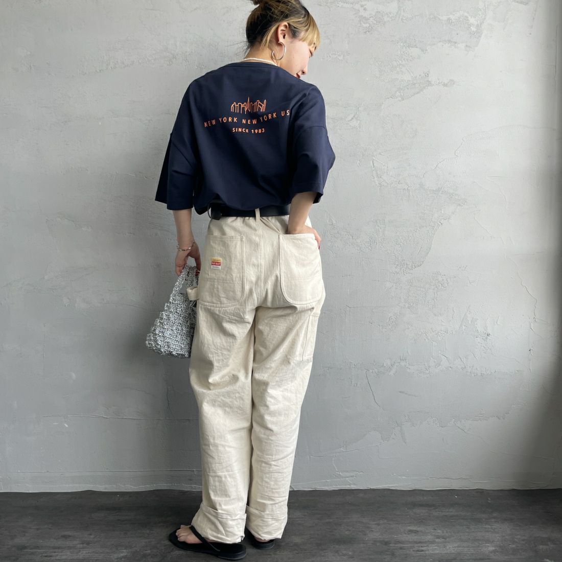 MANHATTAN PORTAGE [マンハッタンポーテージ] 別注 フロントロゴプリントTシャツ [24SSMP-INL011-JF] NAVY&&モデル身長：156cm　着用サイズ：F&&