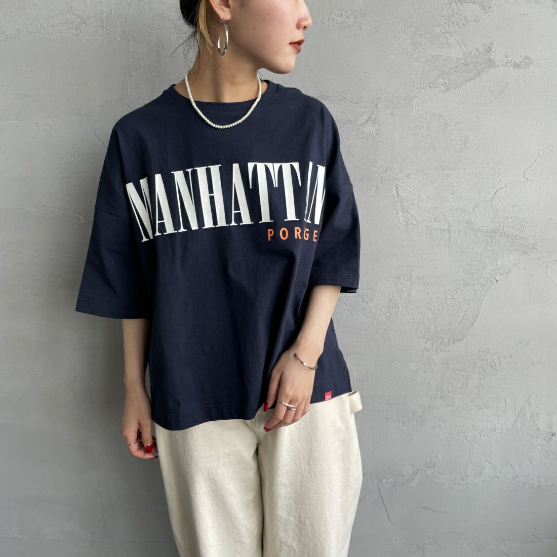 MANHATTAN PORTAGE [マンハッタンポーテージ] 別注 フロントロゴプリントTシャツ [24SSMP-INL011-JF] NAVY&&モデル身長：156cm　着用サイズ：F&&