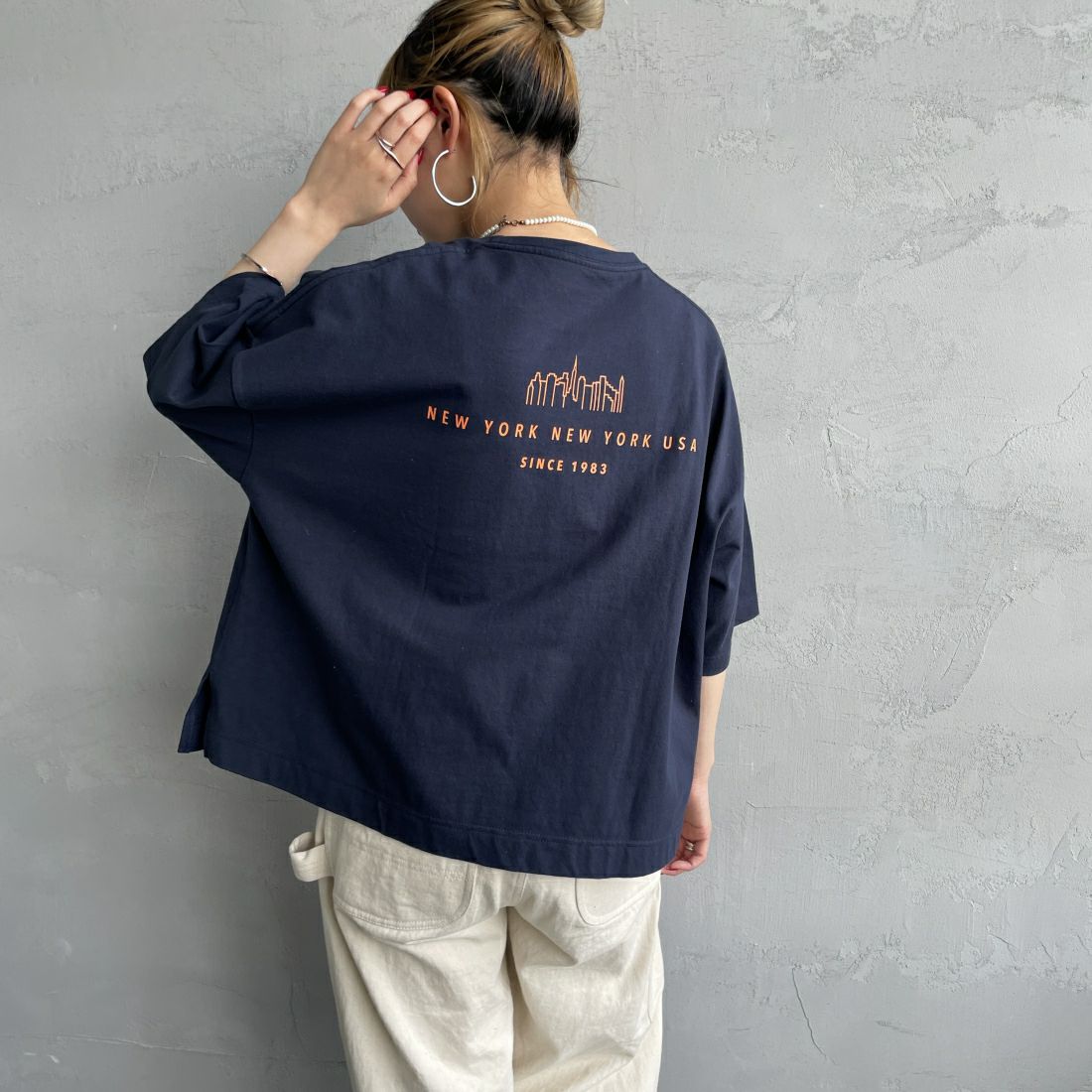MANHATTAN PORTAGE [マンハッタンポーテージ] 別注 フロントロゴプリントTシャツ [24SSMP-INL011-JF] NAVY&&モデル身長：156cm　着用サイズ：F&&