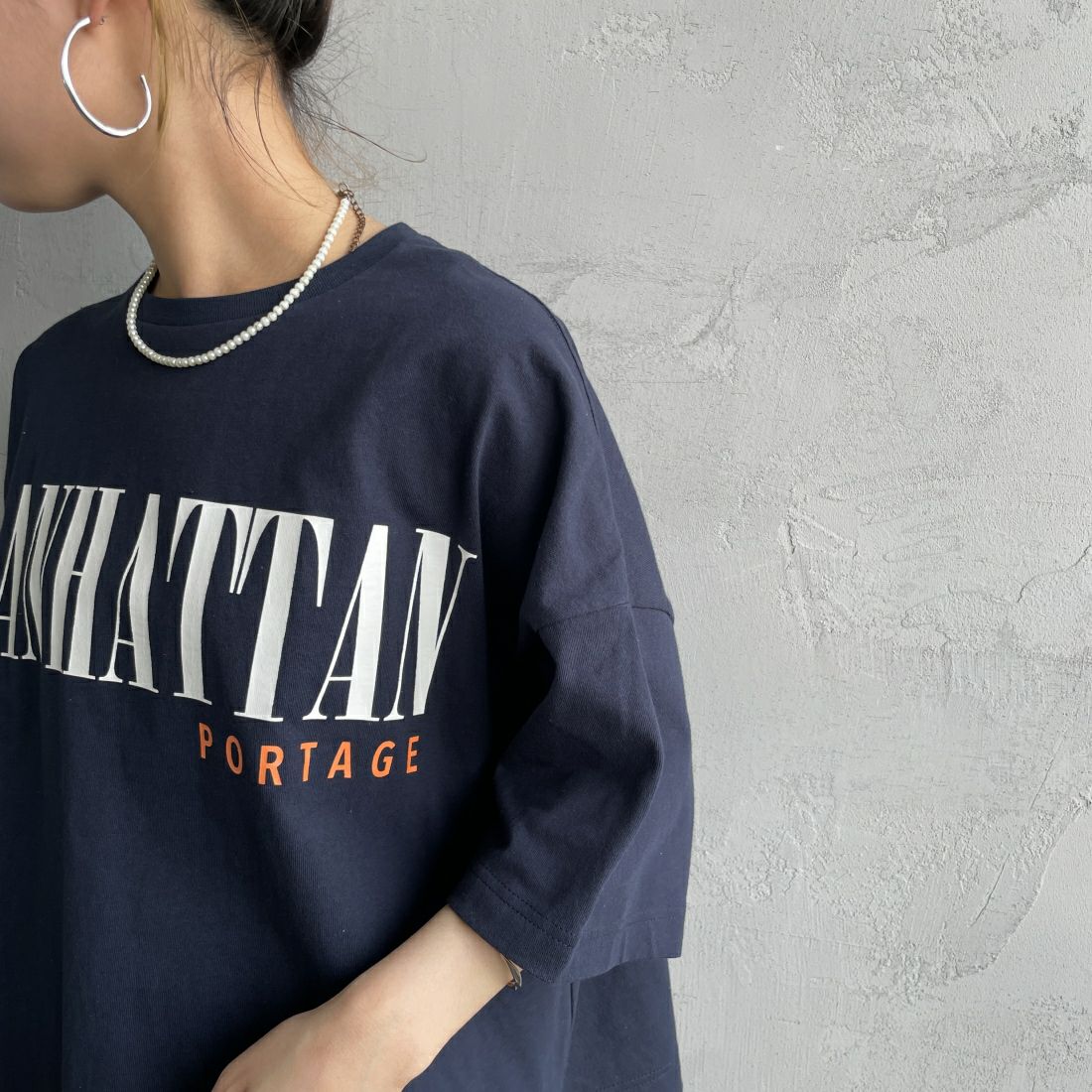MANHATTAN PORTAGE [マンハッタンポーテージ] 別注 フロントロゴプリントTシャツ [24SSMP-INL011-JF] NAVY&&モデル身長：156cm　着用サイズ：F&&