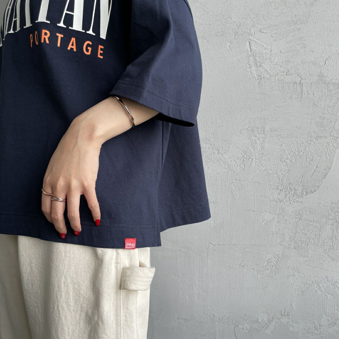 MANHATTAN PORTAGE [マンハッタンポーテージ] 別注 フロントロゴプリントTシャツ [24SSMP-INL011-JF] NAVY&&モデル身長：156cm　着用サイズ：F&&