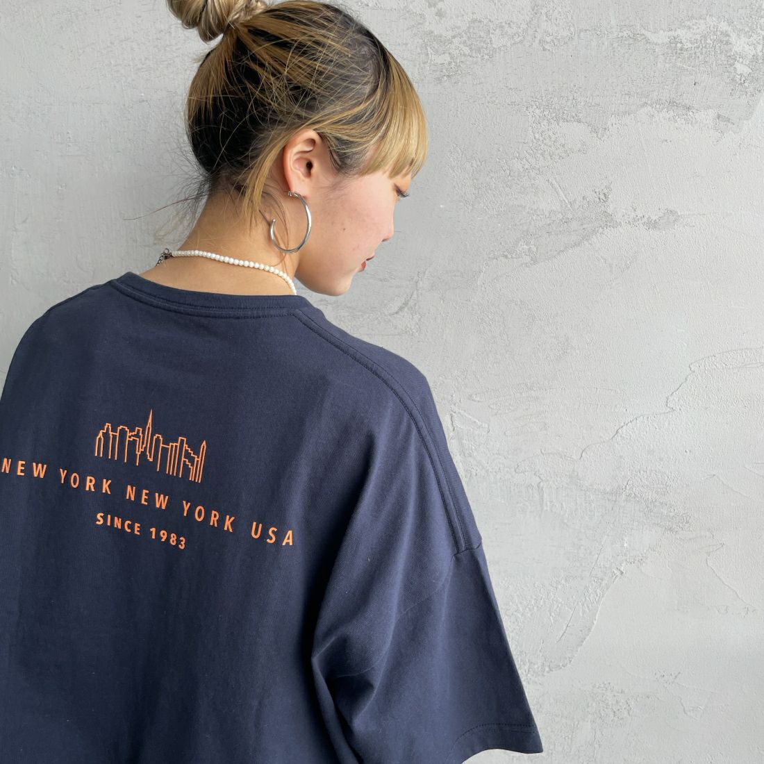 MANHATTAN PORTAGE [マンハッタンポーテージ] 別注 フロントロゴプリントTシャツ [24SSMP-INL011-JF] NAVY&&モデル身長：156cm　着用サイズ：F&&