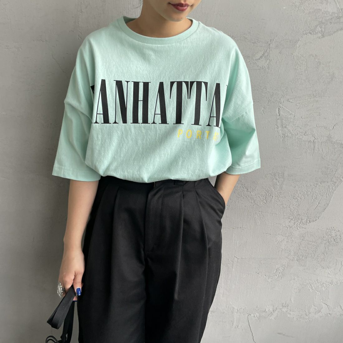 MANHATTAN PORTAGE [マンハッタンポーテージ] 別注 フロントロゴプリントTシャツ [24SSMP-INL011-JF] LIME&&モデル身長：156cm　着用サイズ：F&&