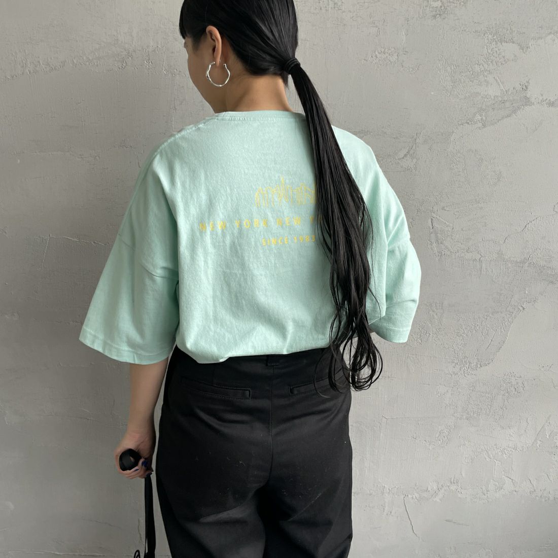 MANHATTAN PORTAGE [マンハッタンポーテージ] 別注 フロントロゴプリントTシャツ [24SSMP-INL011-JF] LIME&&モデル身長：156cm　着用サイズ：F&&