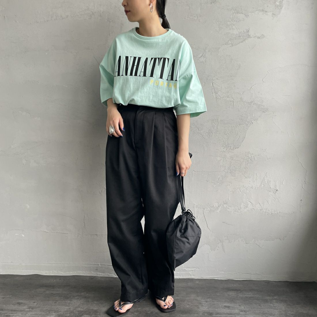 MANHATTAN PORTAGE [マンハッタンポーテージ] 別注 フロントロゴプリントTシャツ [24SSMP-INL011-JF] LIME&&モデル身長：156cm　着用サイズ：F&&