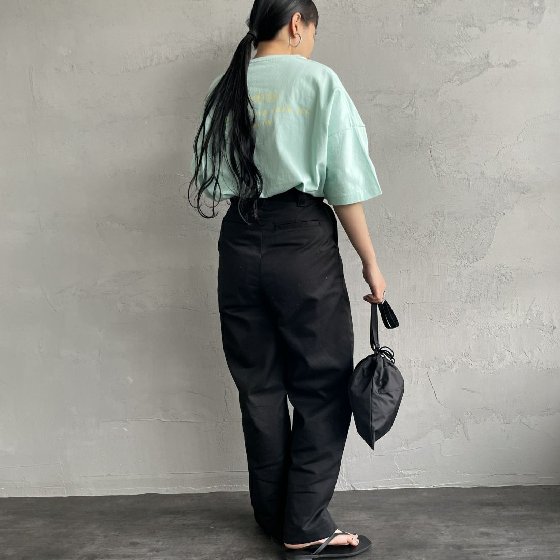 MANHATTAN PORTAGE [マンハッタンポーテージ] 別注 フロントロゴプリントTシャツ [24SSMP-INL011-JF] LIME&&モデル身長：156cm　着用サイズ：F&&