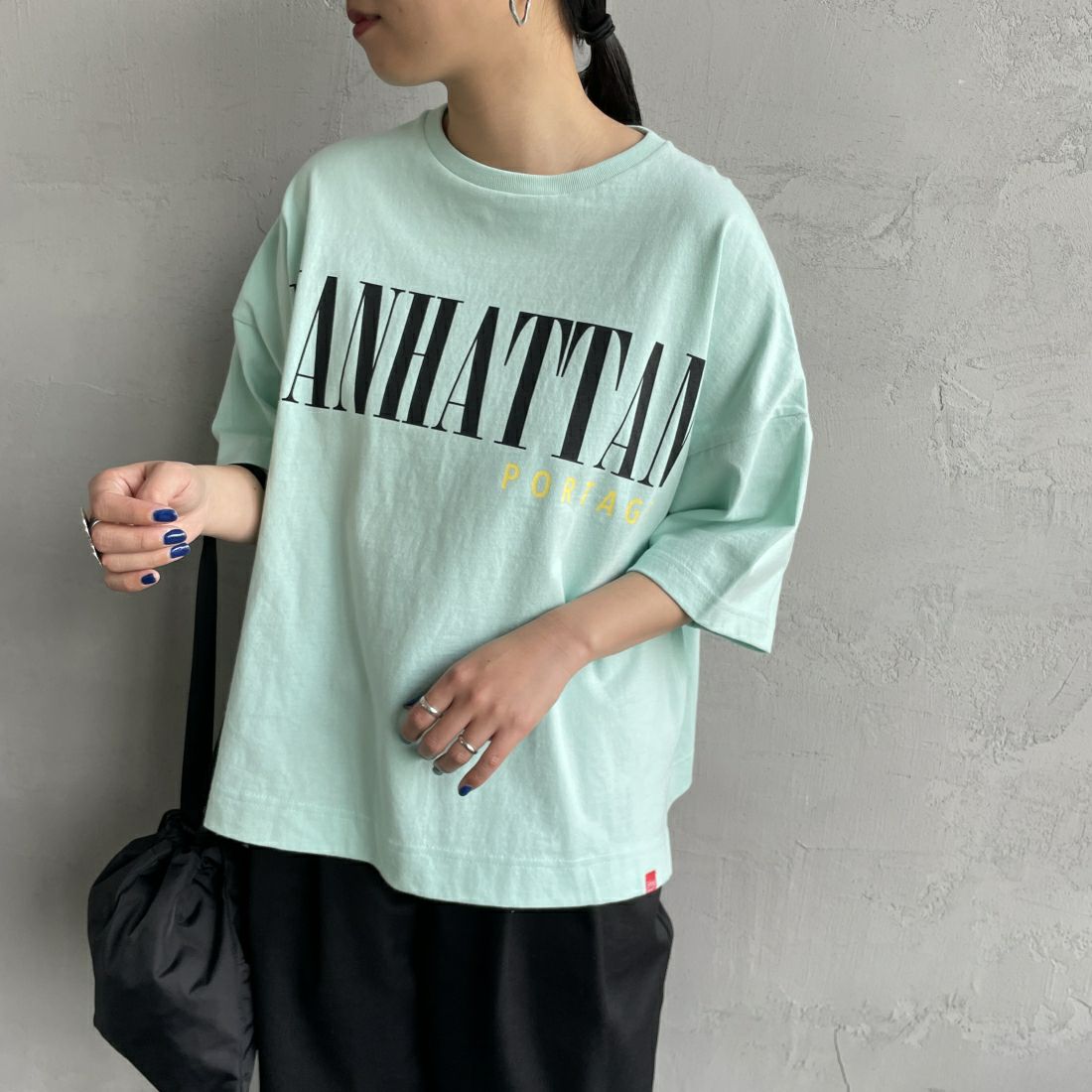 MANHATTAN PORTAGE [マンハッタンポーテージ] 別注 フロントロゴプリントTシャツ [24SSMP-INL011-JF] LIME&&モデル身長：156cm　着用サイズ：F&&