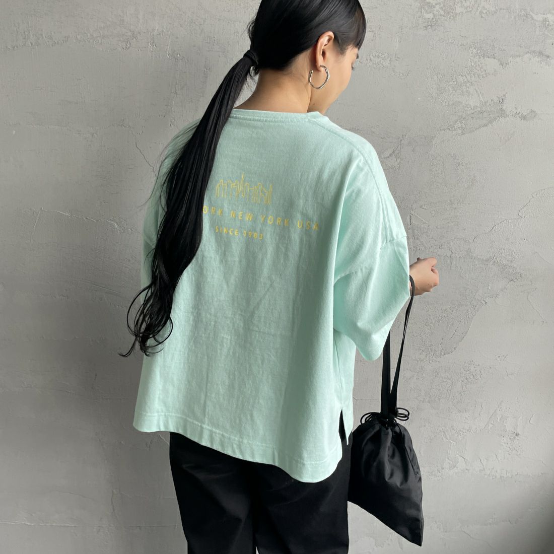 MANHATTAN PORTAGE [マンハッタンポーテージ] 別注 フロントロゴプリントTシャツ [24SSMP-INL011-JF] LIME&&モデル身長：156cm　着用サイズ：F&&