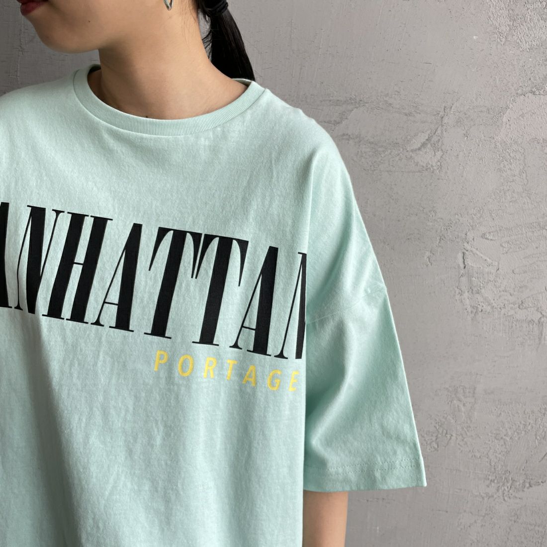 MANHATTAN PORTAGE [マンハッタンポーテージ] 別注 フロントロゴプリントTシャツ [24SSMP-INL011-JF] LIME&&モデル身長：156cm　着用サイズ：F&&