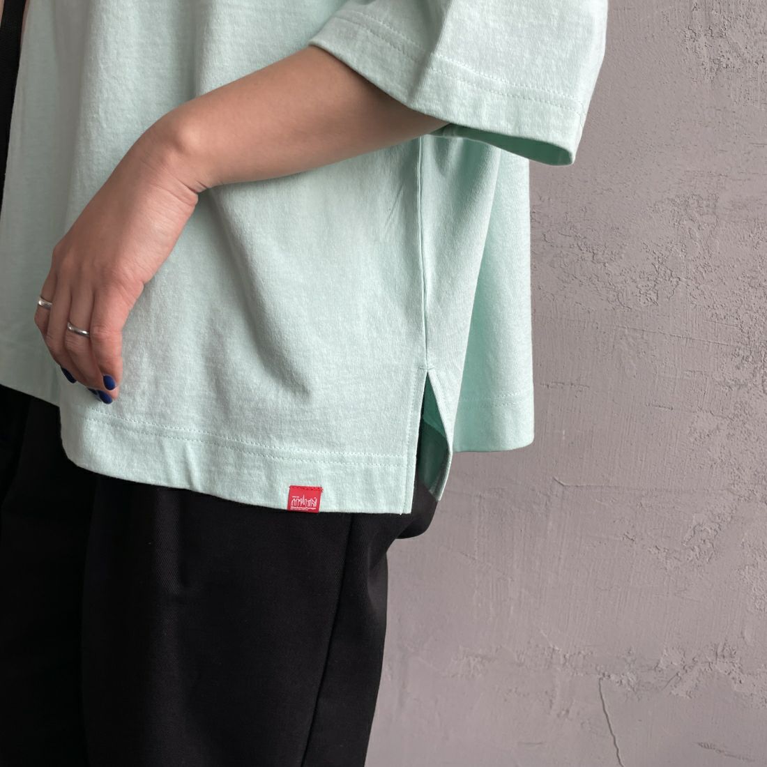 MANHATTAN PORTAGE [マンハッタンポーテージ] 別注 フロントロゴプリントTシャツ [24SSMP-INL011-JF] LIME&&モデル身長：156cm　着用サイズ：F&&