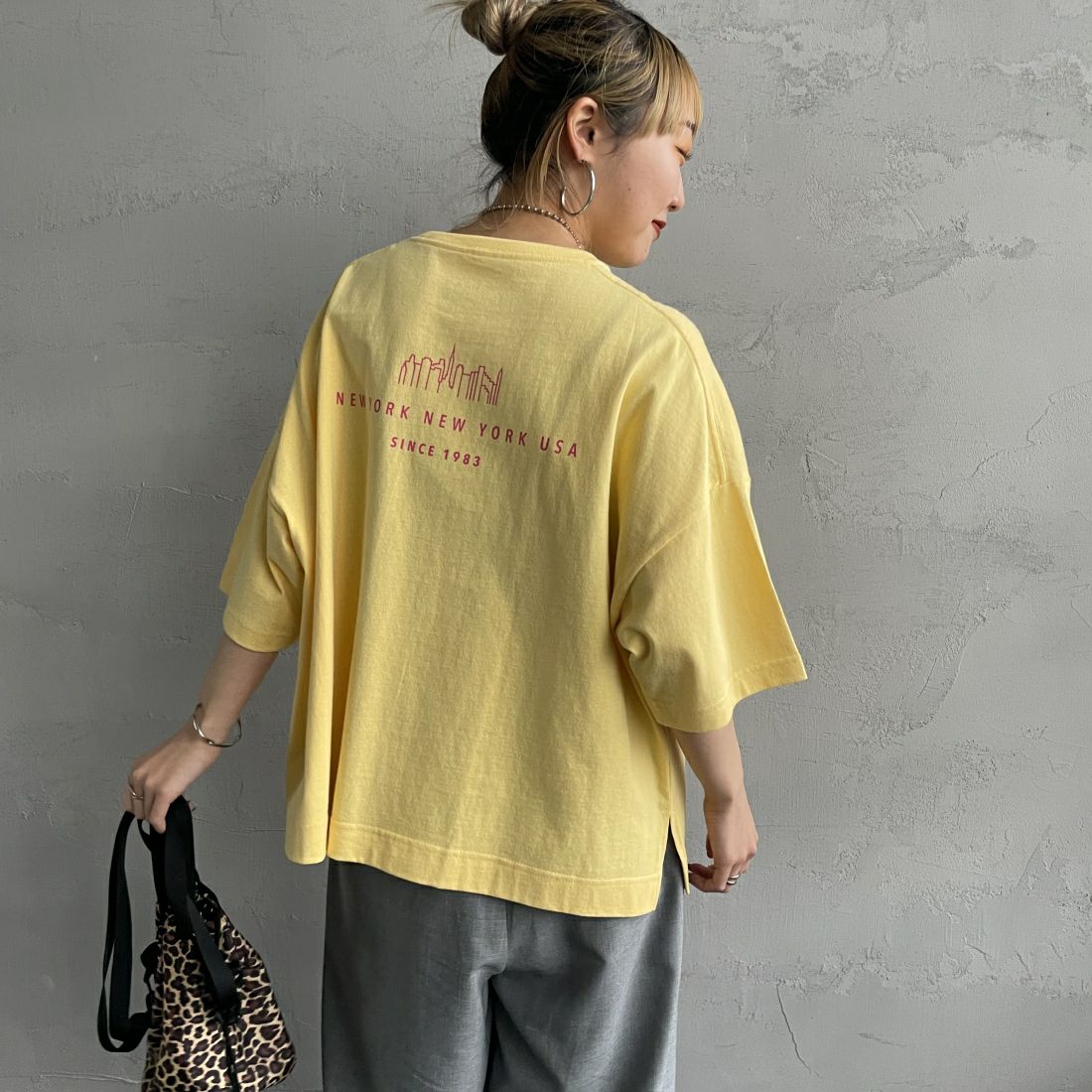 MANHATTAN PORTAGE [マンハッタンポーテージ] 別注 フロントロゴプリントTシャツ [24SSMP-INL011-JF] L.YELLOW&&モデル身長：156cm　着用サイズ：F&&