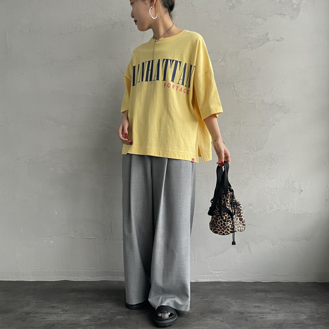 MANHATTAN PORTAGE [マンハッタンポーテージ] 別注 フロントロゴプリントTシャツ [24SSMP-INL011-JF] L.YELLOW&&モデル身長：156cm　着用サイズ：F&&