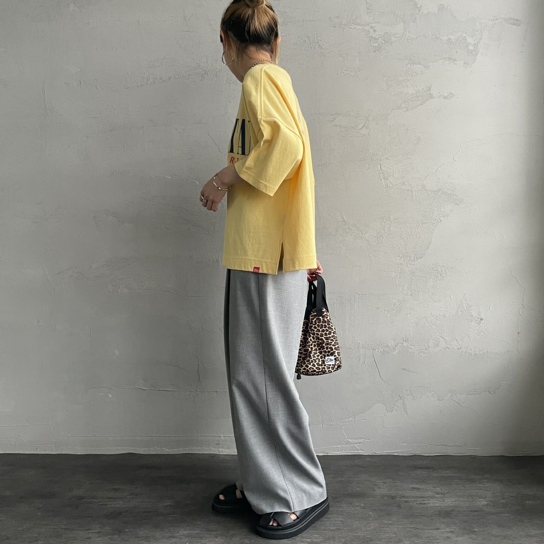 MANHATTAN PORTAGE [マンハッタンポーテージ] 別注 フロントロゴプリントTシャツ [24SSMP-INL011-JF] L.YELLOW&&モデル身長：156cm　着用サイズ：F&&