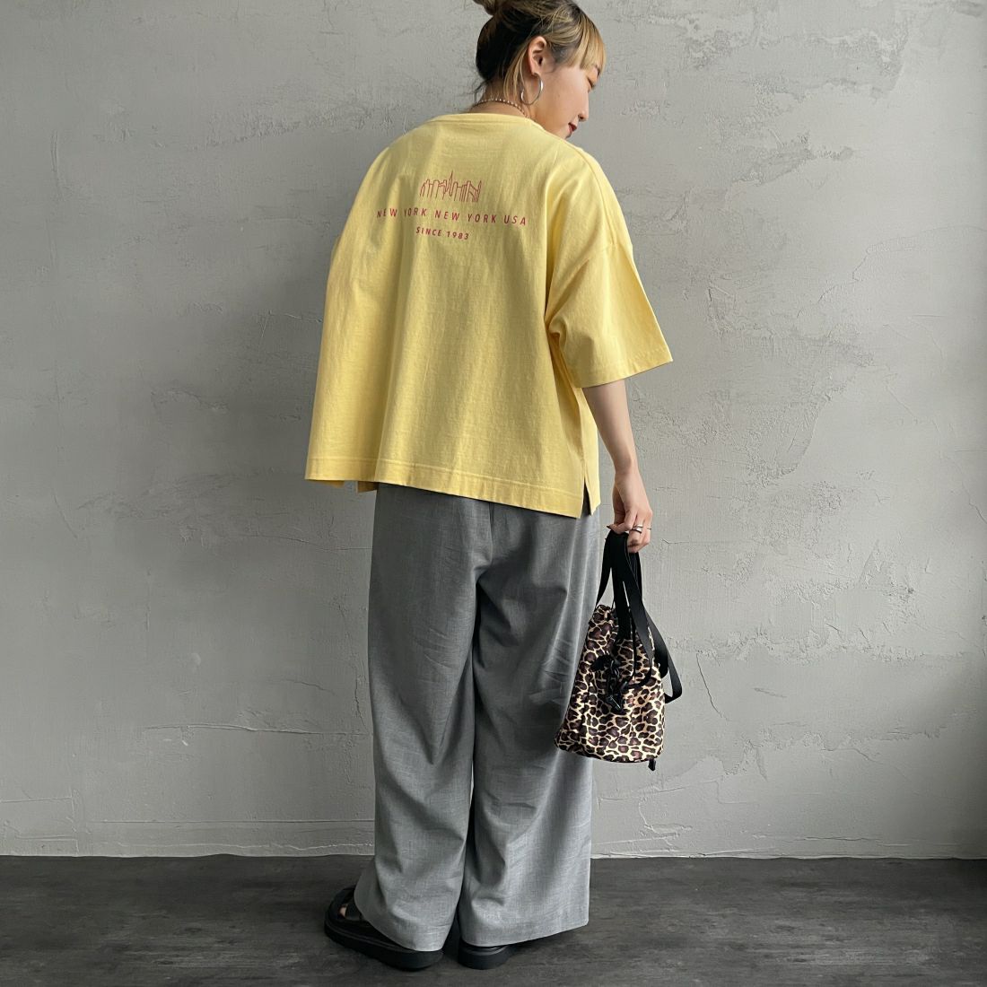 MANHATTAN PORTAGE [マンハッタンポーテージ] 別注 フロントロゴプリントTシャツ [24SSMP-INL011-JF] L.YELLOW&&モデル身長：156cm　着用サイズ：F&&