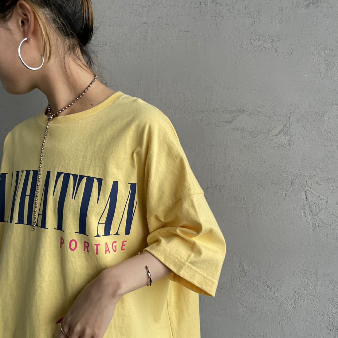 MANHATTAN PORTAGE [マンハッタンポーテージ] 別注 フロントロゴプリントTシャツ [24SSMP-INL011-JF] L.YELLOW&&モデル身長：156cm　着用サイズ：F&&