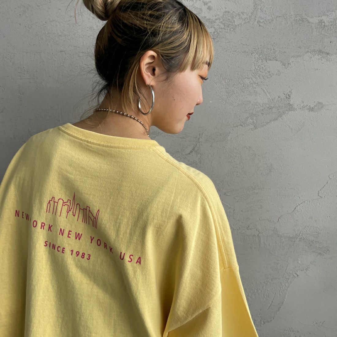 MANHATTAN PORTAGE [マンハッタンポーテージ] 別注 フロントロゴプリントTシャツ [24SSMP-INL011-JF] L.YELLOW&&モデル身長：156cm　着用サイズ：F&&