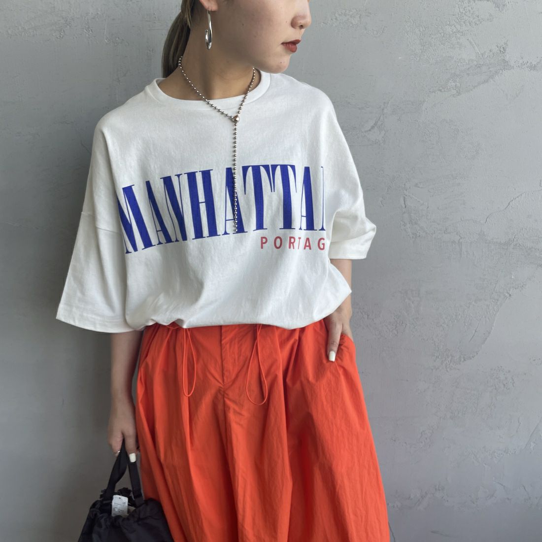 MANHATTAN PORTAGE [マンハッタンポーテージ] 別注 フロントロゴプリントTシャツ [24SSMP-INL011-JF] WHITE&&モデル身長：156cm　着用サイズ：F&&