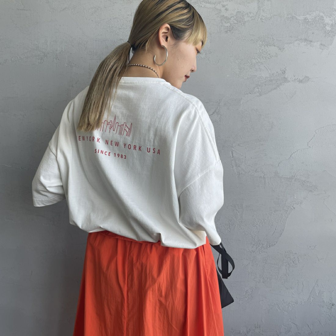 MANHATTAN PORTAGE [マンハッタンポーテージ] 別注 フロントロゴプリントTシャツ [24SSMP-INL011-JF] WHITE&&モデル身長：156cm　着用サイズ：F&&