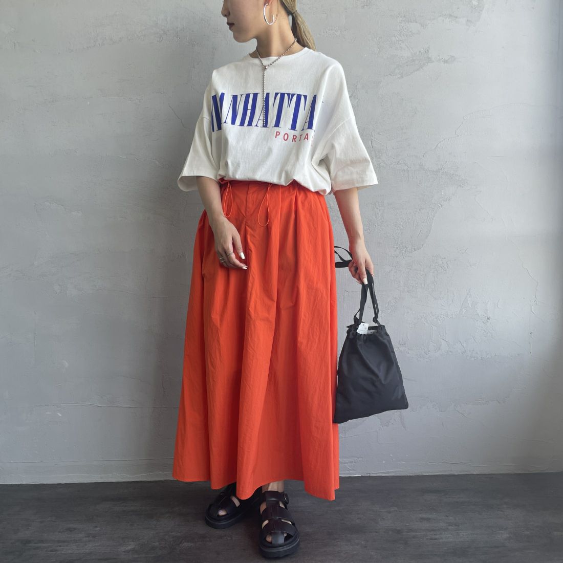 MANHATTAN PORTAGE [マンハッタンポーテージ] 別注 フロントロゴプリントTシャツ [24SSMP-INL011-JF] WHITE&&モデル身長：156cm　着用サイズ：F&&