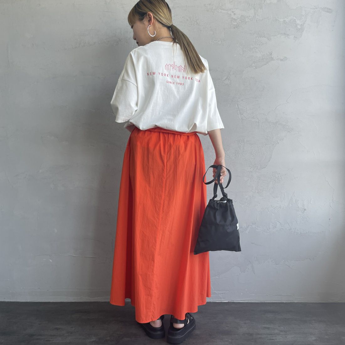 MANHATTAN PORTAGE [マンハッタンポーテージ] 別注 フロントロゴプリントTシャツ [24SSMP-INL011-JF] WHITE&&モデル身長：156cm　着用サイズ：F&&
