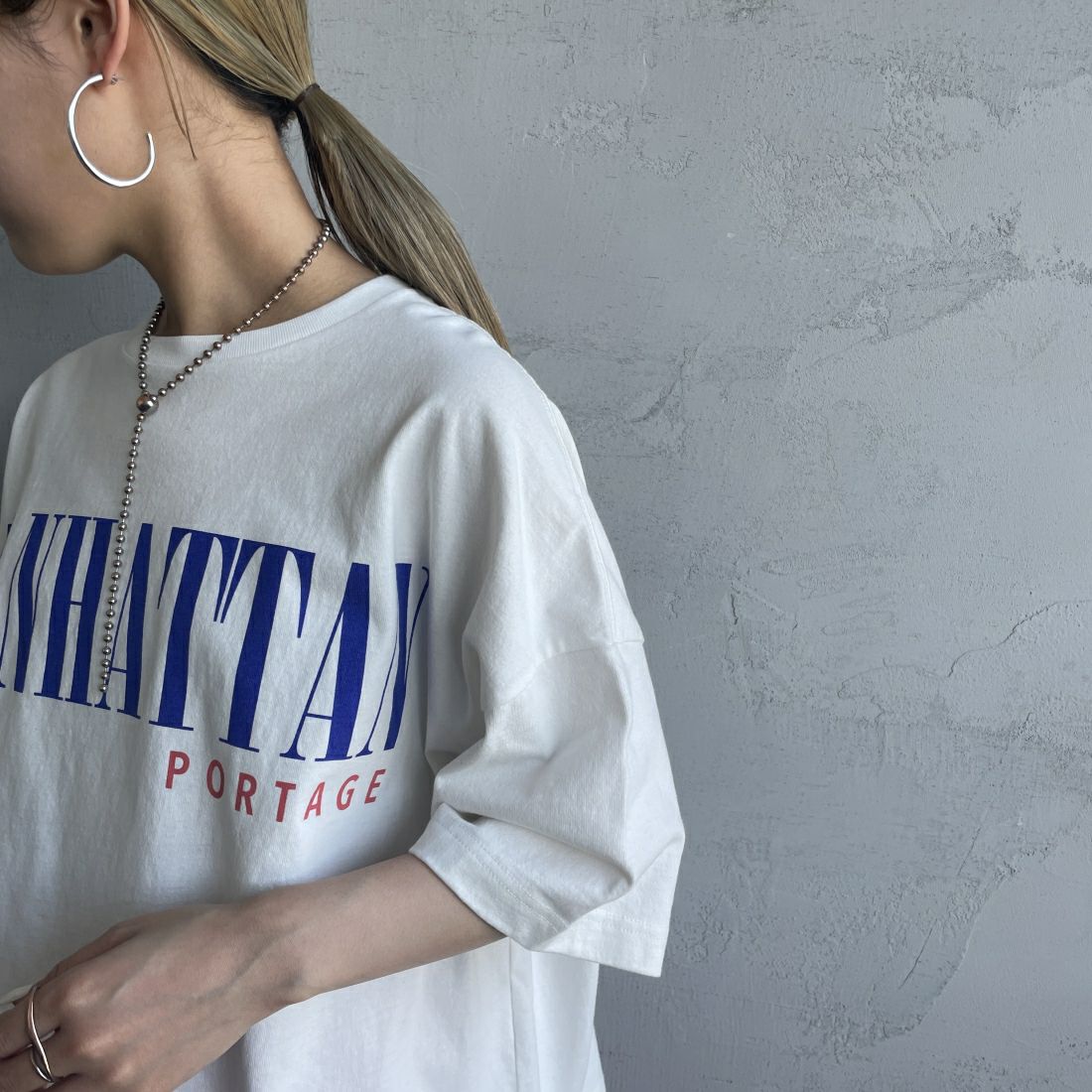 MANHATTAN PORTAGE [マンハッタンポーテージ] 別注 フロントロゴプリントTシャツ [24SSMP-INL011-JF] WHITE&&モデル身長：156cm　着用サイズ：F&&