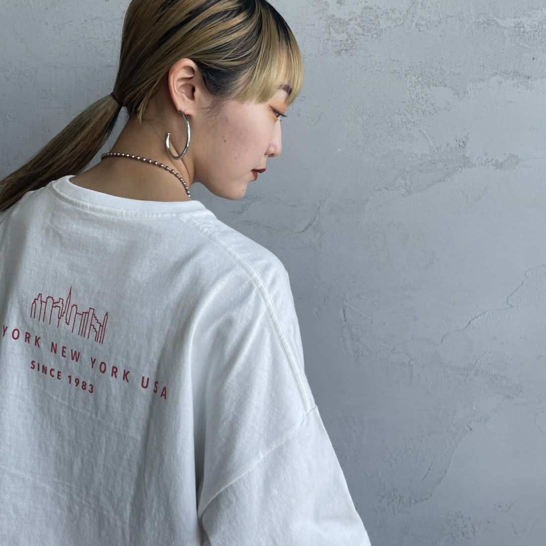 MANHATTAN PORTAGE [マンハッタンポーテージ] 別注 フロントロゴプリントTシャツ [24SSMP-INL011-JF] WHITE&&モデル身長：156cm　着用サイズ：F&&