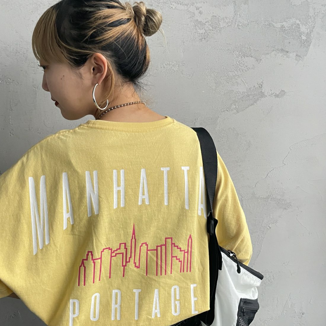 【予約商品】MANHATTAN PORTAGE [マンハッタンポーテージ] 別注 バックアーチロゴプリントTシャツ [24SSMP-INL012-JF]