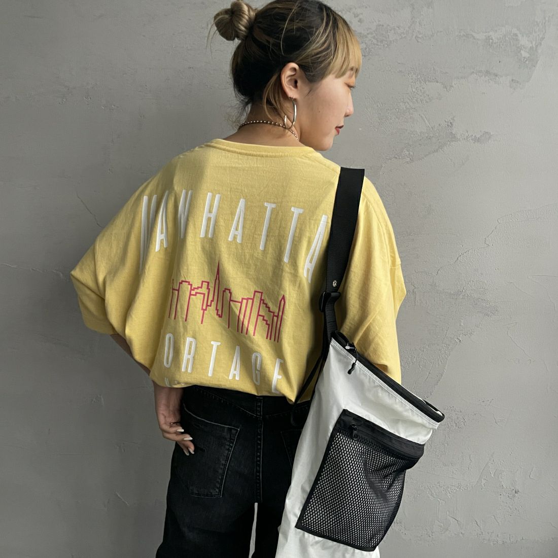 MANHATTAN PORTAGE [マンハッタンポーテージ] 別注 バックアーチロゴプリントTシャツ [24SSMP-INL012-JF]L.YELLOW&&モデル身長：156cm　着用サイズ：F&&