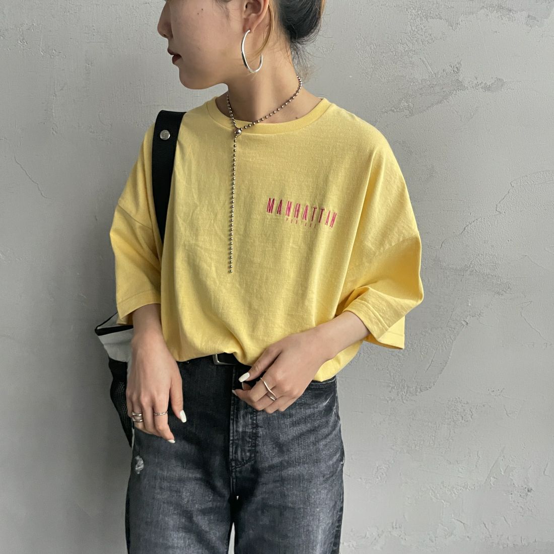 MANHATTAN PORTAGE [マンハッタンポーテージ] 別注 バックアーチロゴプリントTシャツ [24SSMP-INL012-JF]L.YELLOW&&モデル身長：156cm　着用サイズ：F&&