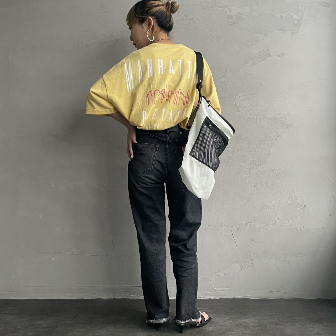 MANHATTAN PORTAGE [マンハッタンポーテージ] 別注 バックアーチロゴプリントTシャツ [24SSMP-INL012-JF]L.YELLOW&&モデル身長：156cm　着用サイズ：F&&