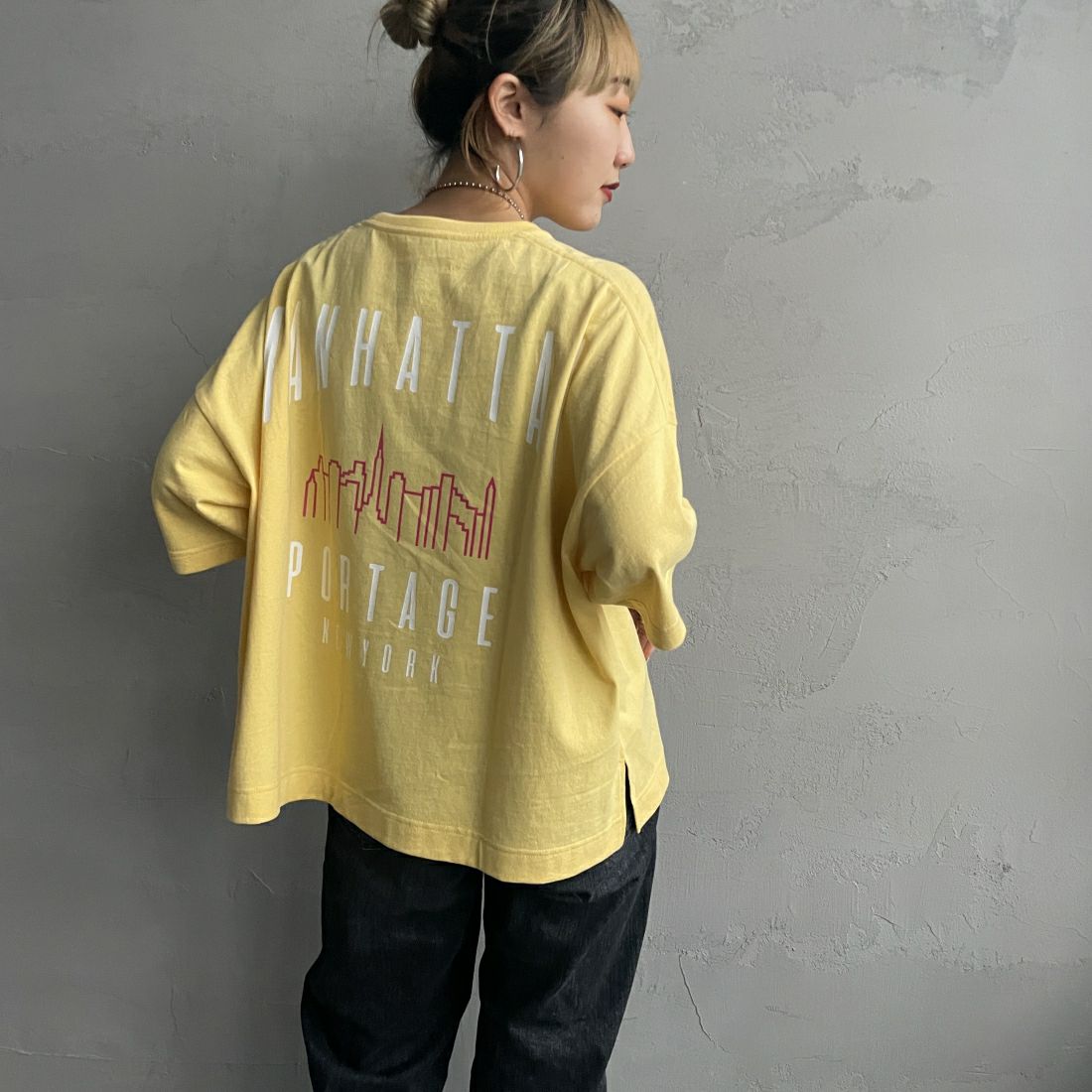 MANHATTAN PORTAGE [マンハッタンポーテージ] 別注 バックアーチロゴプリントTシャツ [24SSMP-INL012-JF]L.YELLOW&&モデル身長：156cm　着用サイズ：F&&