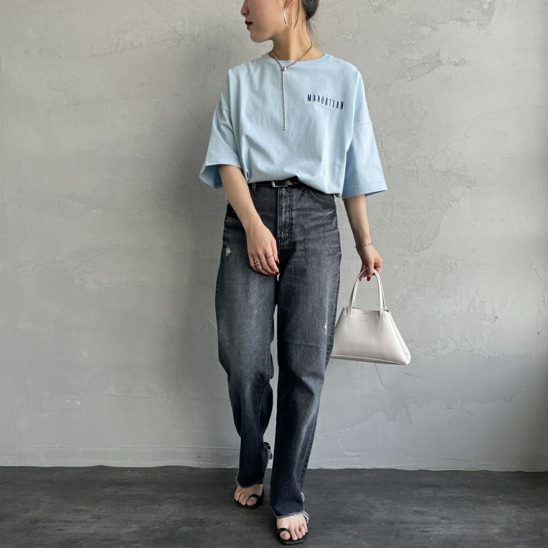 MANHATTAN PORTAGE [マンハッタンポーテージ] 別注 バックアーチロゴプリントTシャツ [24SSMP-INL012-JF]SAX&&モデル身長：156cm　着用サイズ：F&&