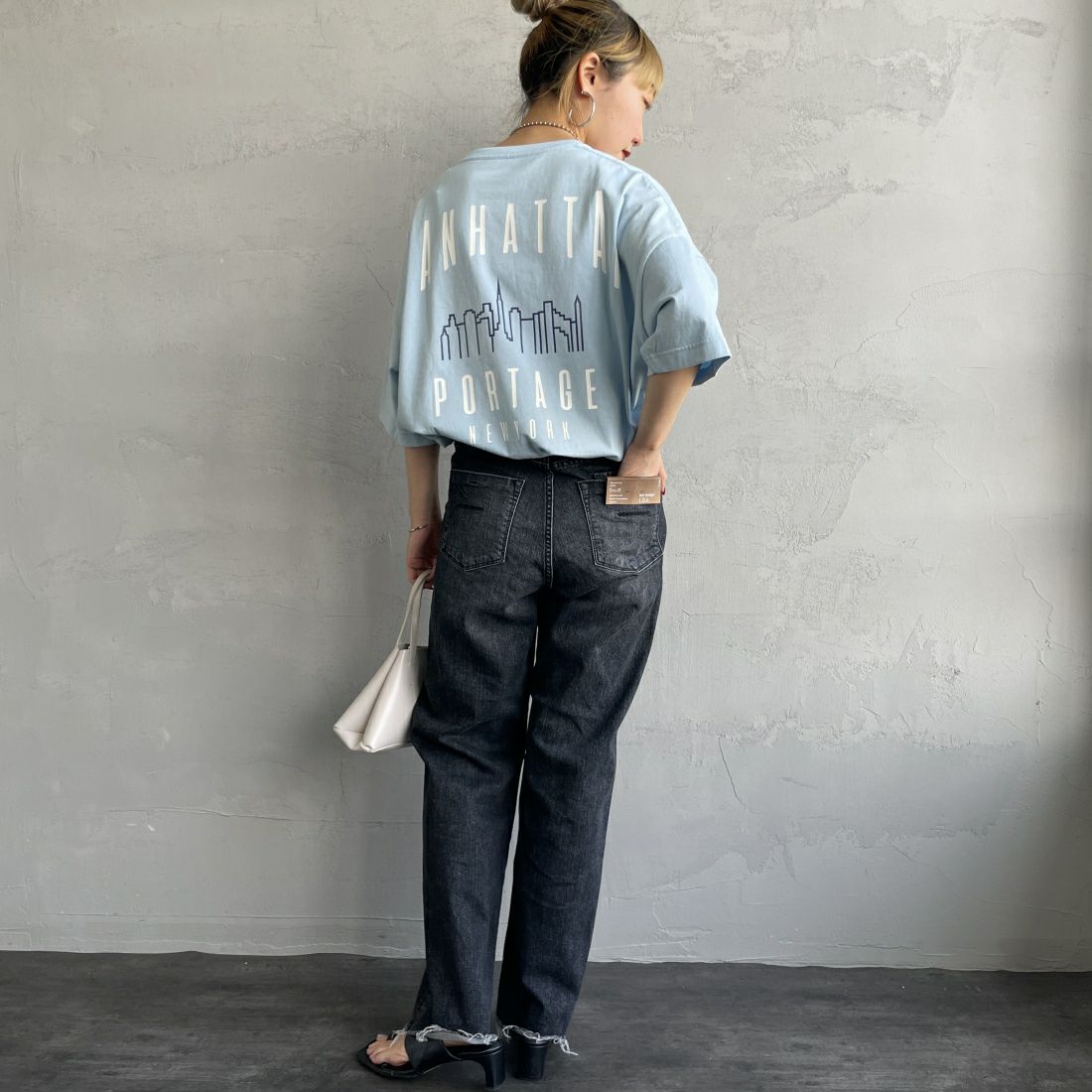 MANHATTAN PORTAGE [マンハッタンポーテージ] 別注 バックアーチロゴプリントTシャツ [24SSMP-INL012-JF]SAX&&モデル身長：156cm　着用サイズ：F&&