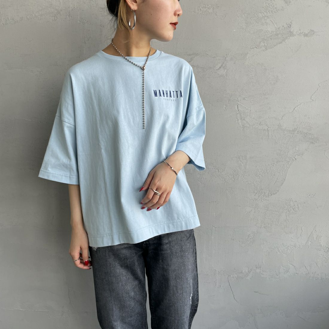 MANHATTAN PORTAGE [マンハッタンポーテージ] 別注 バックアーチロゴプリントTシャツ [24SSMP-INL012-JF]SAX&&モデル身長：156cm　着用サイズ：F&&