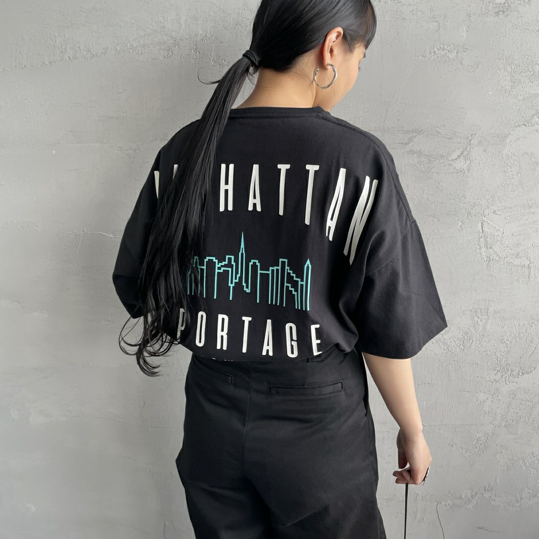 MANHATTAN PORTAGE [マンハッタンポーテージ] 別注 バックアーチロゴプリントTシャツ [24SSMP-INL012-JF]BLACK&&モデル身長：156cm　着用サイズ：F&&