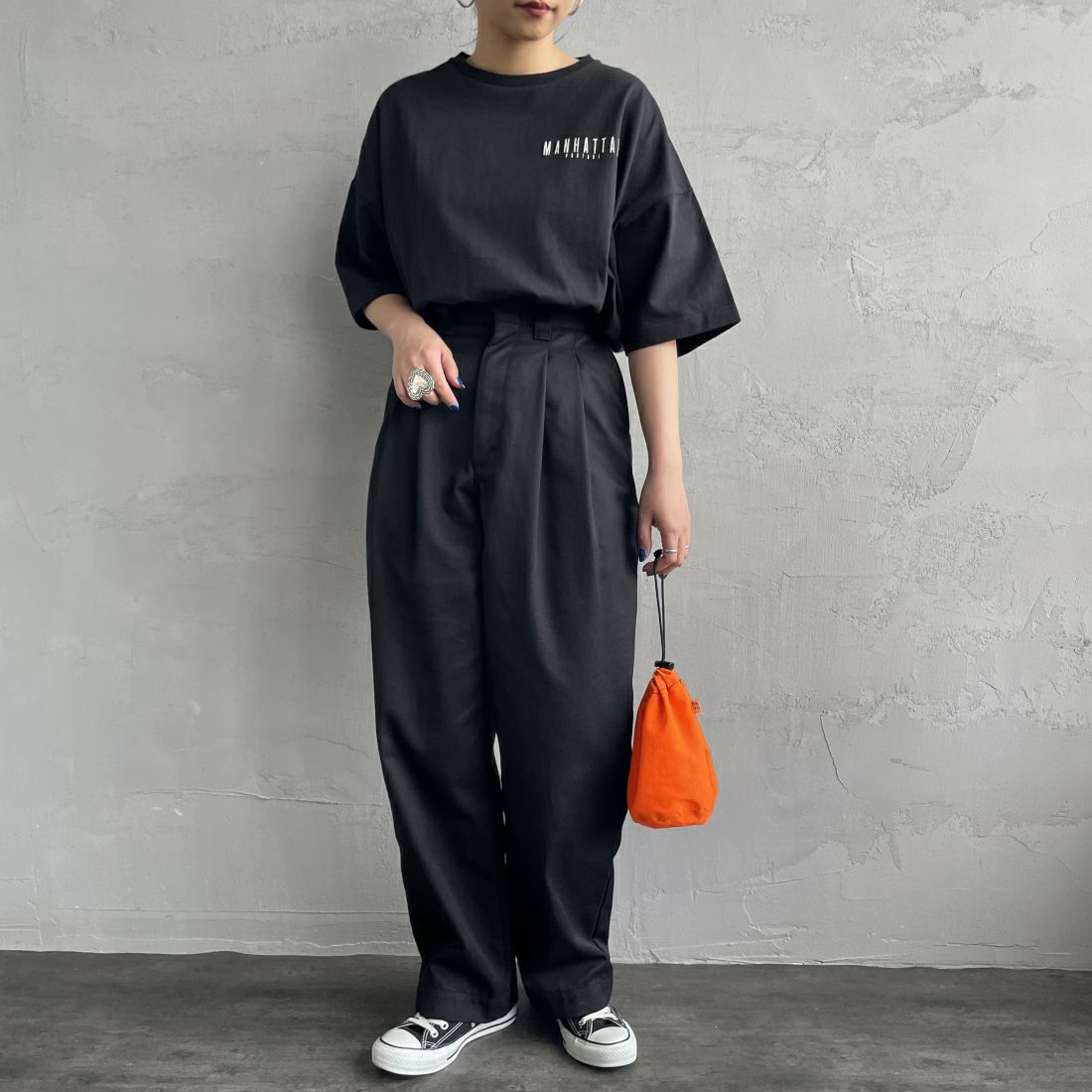 MANHATTAN PORTAGE [マンハッタンポーテージ] 別注 バックアーチロゴプリントTシャツ [24SSMP-INL012-JF]BLACK&&モデル身長：156cm　着用サイズ：F&&
