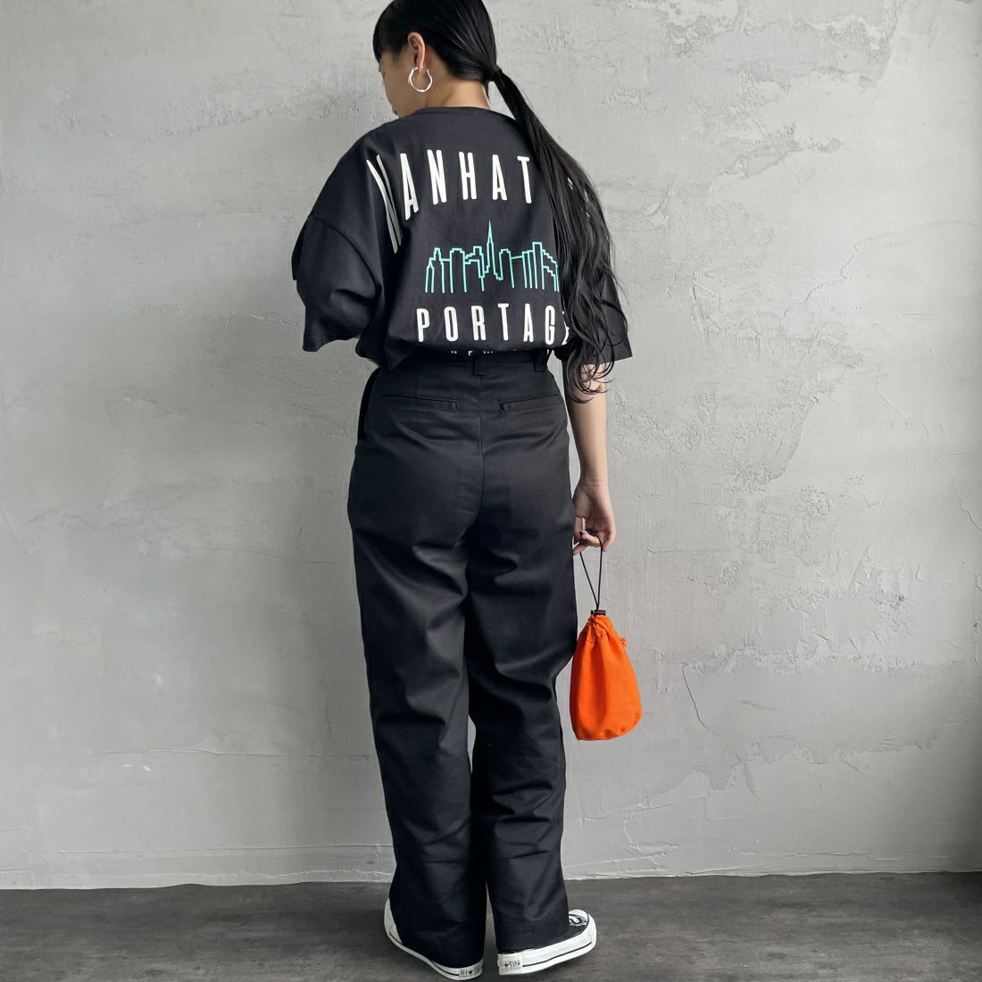 MANHATTAN PORTAGE [マンハッタンポーテージ] 別注 バックアーチロゴプリントTシャツ [24SSMP-INL012-JF]BLACK&&モデル身長：156cm　着用サイズ：F&&