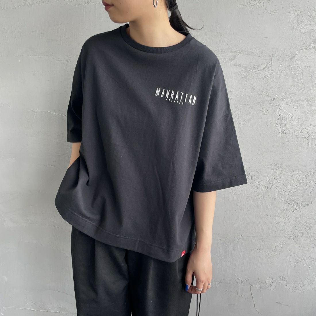 MANHATTAN PORTAGE [マンハッタンポーテージ] 別注 バックアーチロゴプリントTシャツ [24SSMP-INL012-JF]BLACK&&モデル身長：156cm　着用サイズ：F&&