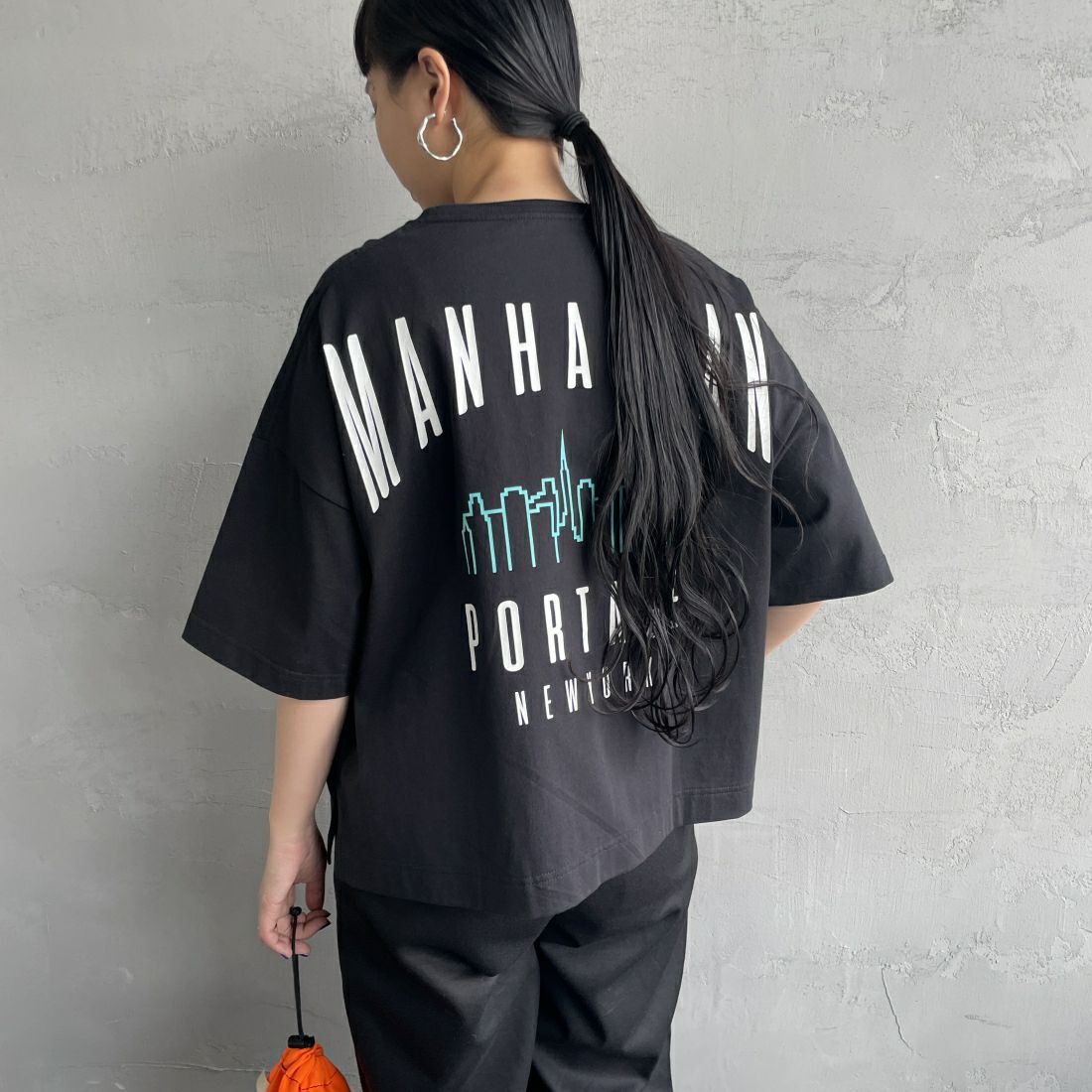 MANHATTAN PORTAGE [マンハッタンポーテージ] 別注 バックアーチロゴプリントTシャツ [24SSMP-INL012-JF]BLACK&&モデル身長：156cm　着用サイズ：F&&